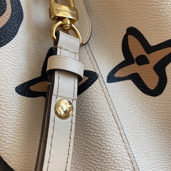 Louis Vuitton NeoNoe Wild at Heart - Picture 11 of 15